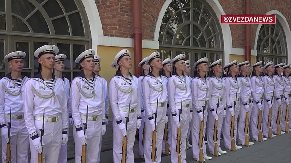 Андрей Белоусов открыл бюст Федору Ушакову на территории Главного Адмиралтейства в Петербурге