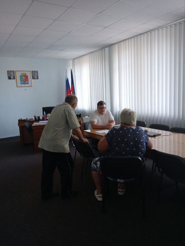 В местной Общественной Приёмной партии "Единая Россия" Новоазовского муниципального округа секретарь местного отделения партии, Глава муниципалитета Василий Овчаров провел личный прием граждан