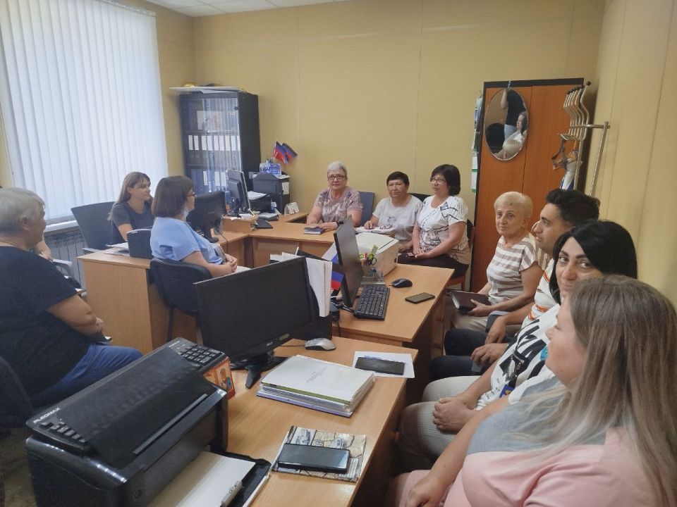 28 июля заместитель Главы Администрации Старобешевского муниципального округа Вера Немилостивая провела встречу с трудовым коллективом управления образования Администрации Старобешевского муниципального округа