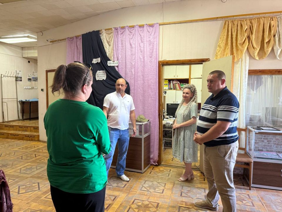 Встреча с коллективом. 28 июля первый заместитель главы администрации городского округа Иловайск Свердлов Михаил Николаевич совместно с председателем Иловайского городского совета Песчанским Виталием Викторовичем провел...