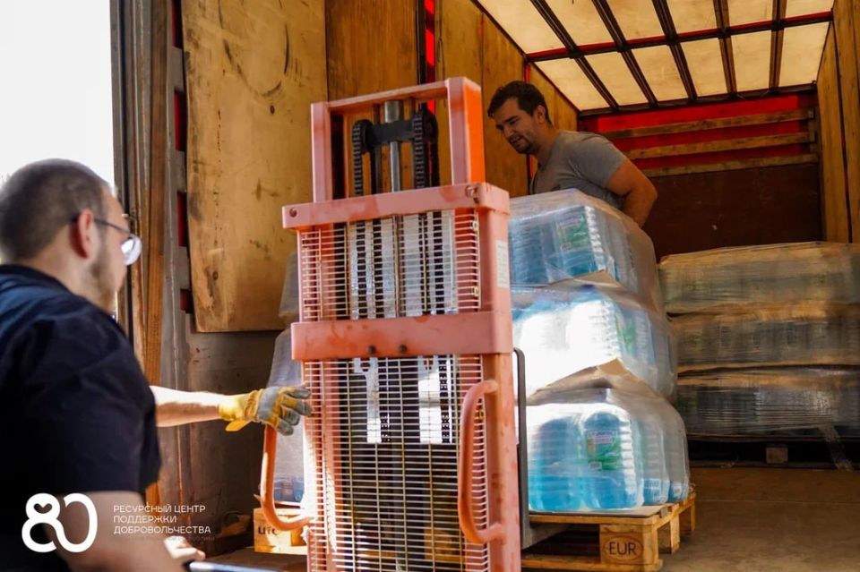 В Донецк прибыло 12 тонн питьевой воды, которая была закуплена на средства неравнодушных жителей Москвы