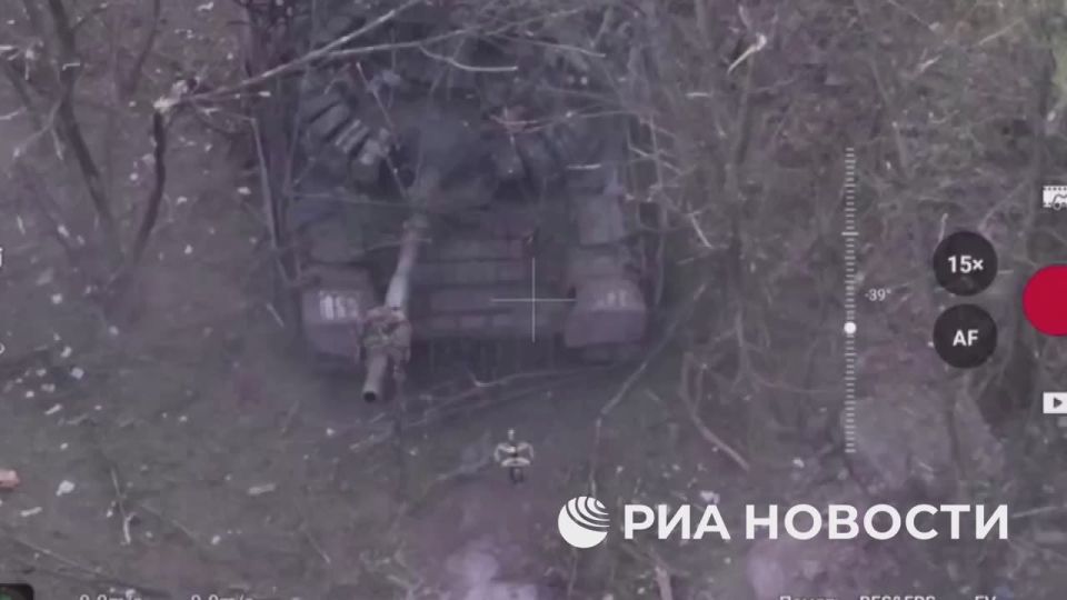 В распоряжении РИА Новости оказалось видео уничтожения расчетами FPV-дронов 7-й отдельной гвардейской мотострелковой бригады 3-й общевойсковой армии "Южной" группировки войск двух танков ВСУ под Серебрянкой в ДНР