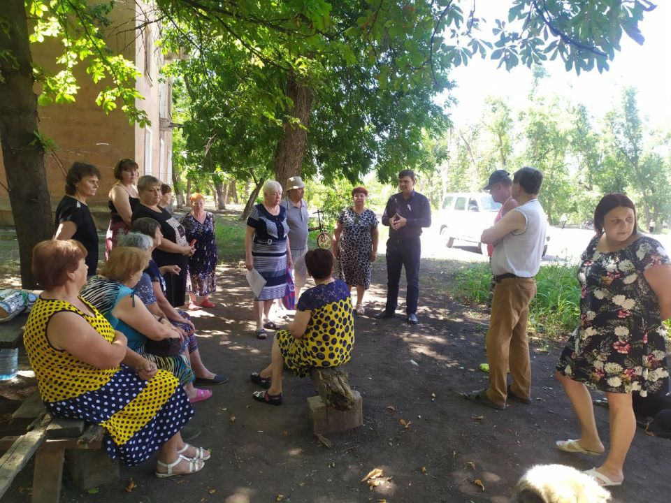 Сегодня, 28 июля, Артем Чесноков, Врип Главы муниципального образования городской округ Торез совместно с Лидией Лифинцовой, членом Общественного совета провел встречу с население по адресу: ул. Колумба, д.5