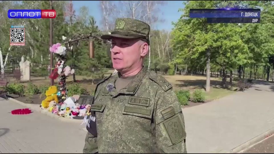 В скорбный день памяти детей, которые погибли в результате войны в Донбассе, офицеры Следственного комитета возложили цветы на Аллее Ангелов