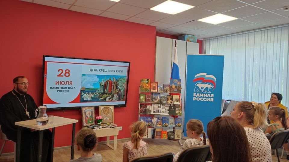 Тематический час «И час настал, крестилась Русь» был проведен в рамках проекта «Историческая память» ВПП «Единая Россия» в клубе села Бирюки для участников творческих коллективов