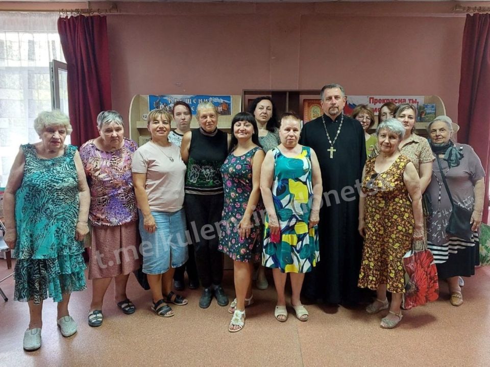 В библиотеке-филиале № 18 Централизованной библиотечной системы для взрослых города Донецка в рамках проекта «Старшее поколение» партии «Единая Россия» состоялась встреча «Наследие святой Руси», посвященная Дню крещения Руси