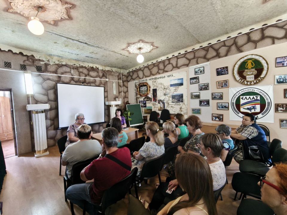 28 июля заместитель Главы Администрации Старобешевского муниципального округа Вера Немилостивая провела встречу с трудовым коллективом Старобешевского районного центра культуры и досуга им. П.Н. Ангелиной