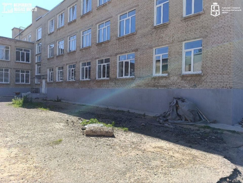 На территории школы №6 в городе Амвросиевка продолжается строительство спортивной площадки