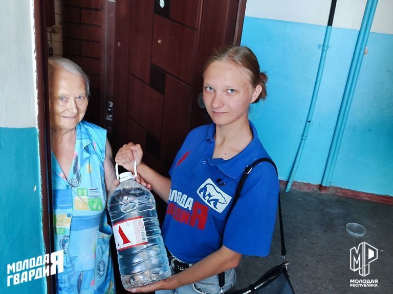 Ждановская молодёжь проявляет заботу о бывших узниках концлагерей
