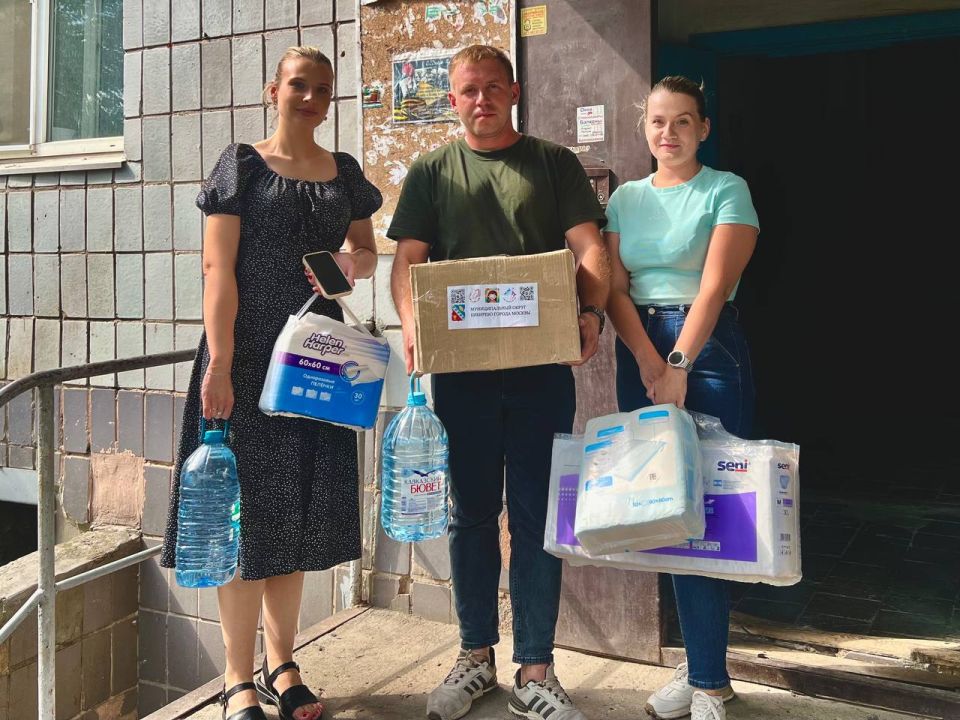 Управа Ворошиловского района присоединились к акции «Добро рядом», собрав гуманитарную помощь для тех, кто в ней нуждается!