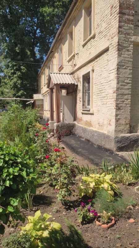 Сегодня, 28.07.2025 года, силами сотрудников жилищно-коммунальных предприятий Пролетарского внутригородского района г. Донецка были выполнены следующие работы: