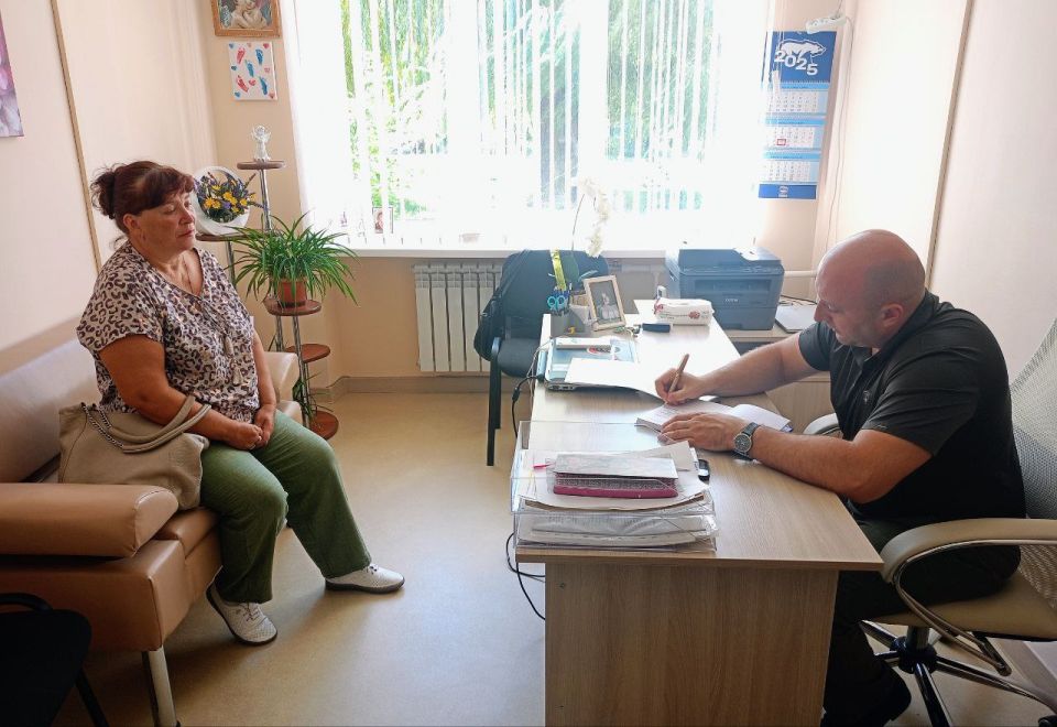 25 июля 2025 года в общественной приёмной партии "Единая Россия" провел приём граждан Ясиноватского округа депутат Ясиноватского муниципального совета Юрий Захаров