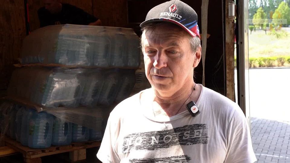 Эта помощь не будет разовой: московские волонтеры передали в Донецк 12 тонн питьевой воды