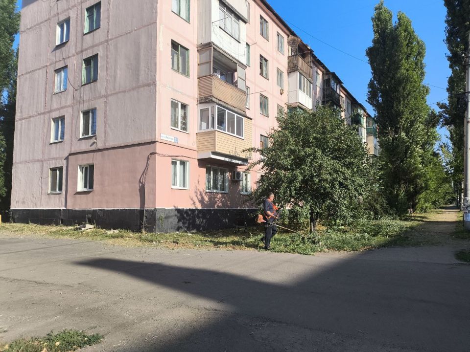 С целью приведения территории в надлежащее санитарное состояние предприятиями, организациями и учреждениями Кировского внутригородского района продолжаются работы по покосу травы на закрепленных и прилегающих к ним...