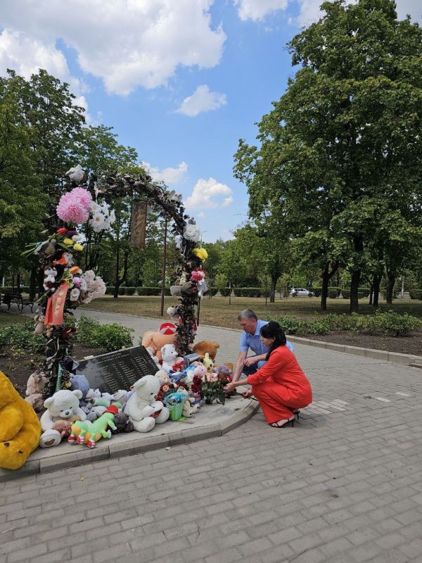 В День памяти детей – жертв войны в Донбассе член Общественной палаты ДНР Елена Молчанова вместе с Председателем Федерации профсоюзов ДНР Максимом Паршиным почтили память погибших от атак киевского режима детей Донецкой...