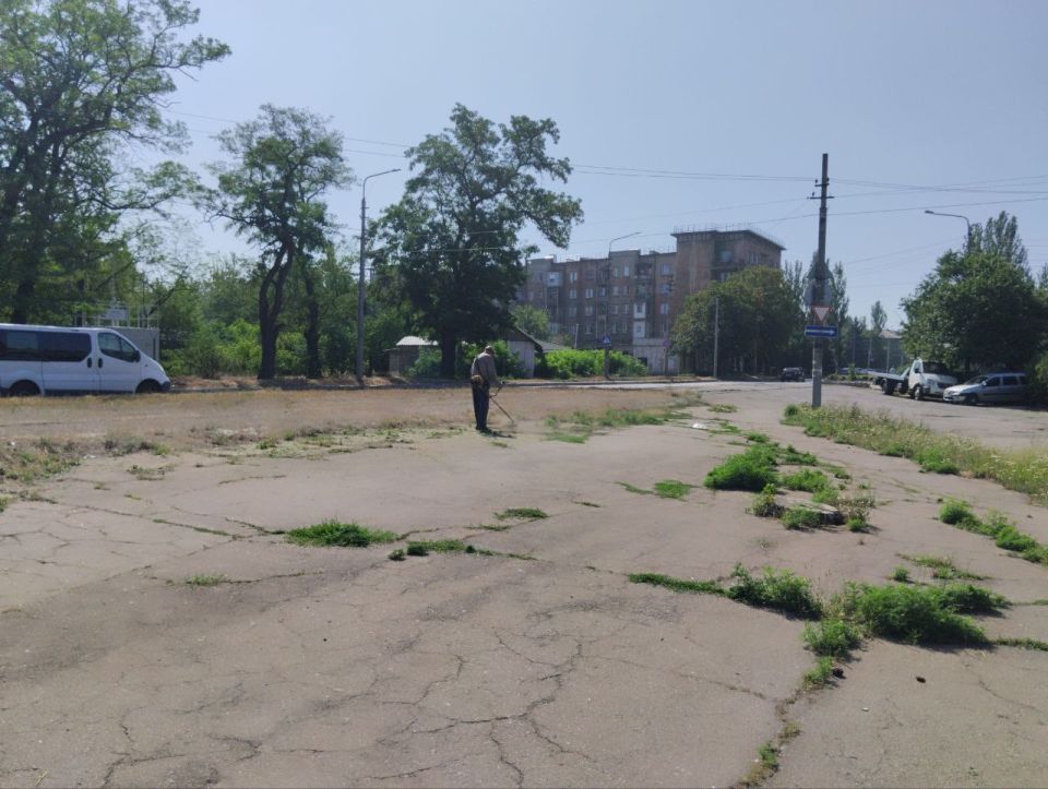 В Кировском внутригородском районе продолжаются работы по санитарному содержанию территории