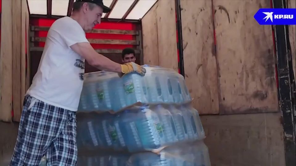 В ДНР из Москвы доставили большую партию питьевой воды