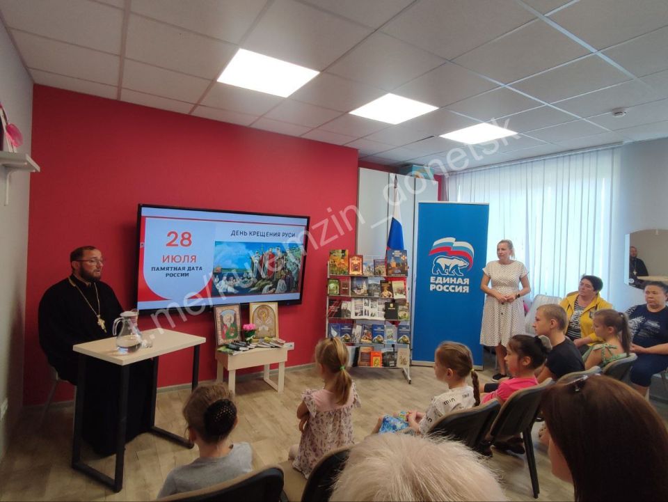 Сегодня в Клубе с. Бирюки для участников творческих коллективов состоялся тематический час «И час настал, крестилась Русь» в рамках проекта «Историческая память» партии «Единая Россия»