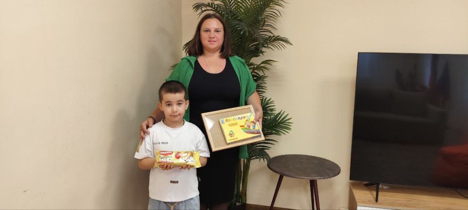 28 июля состоялось торжественное награждение Бражника Тимофея, победителя фотоконкурса "Моя любимая бабушка"! Тимофей запечатлел трогательный момент с любимой бабушкой и заслуженно получил большее количество голосов