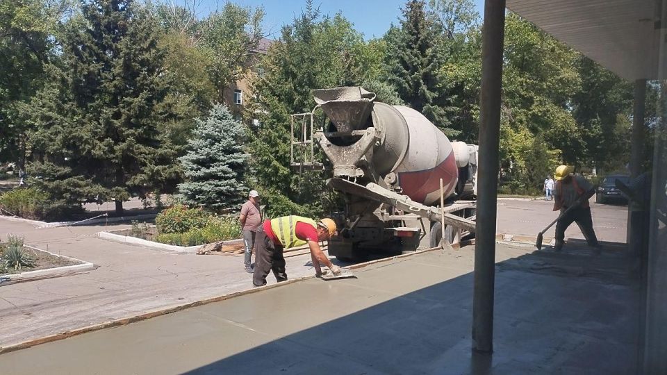 Колыма ремонтирует входную группу в здание, в котором расположен офис фонда «Защитники Отечества» в Ждановке