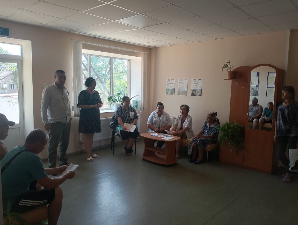 В селе Гранитное состоялась встреча начальника Гранитненского территориального отдела совместно с членом общественного совета Тельмановского муниципального округа