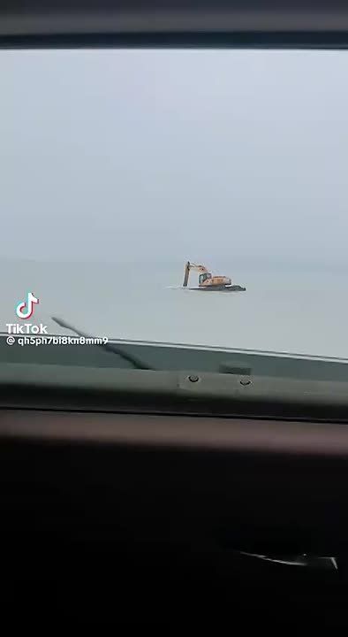 В сети появились эксклюзивные кадры снов экскаваторщика на Крынке