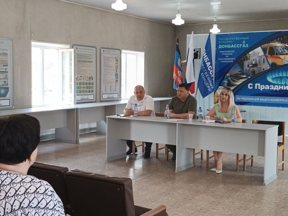 23 июля совместно с депутатом Амвросиевского муниципального совета Виталием Кучеренко Секретарь Амвросиевского местного отделения Партии "Единая Россия" Игорь Лызов встретился с трудовым коллективом Амвросиевского управления...