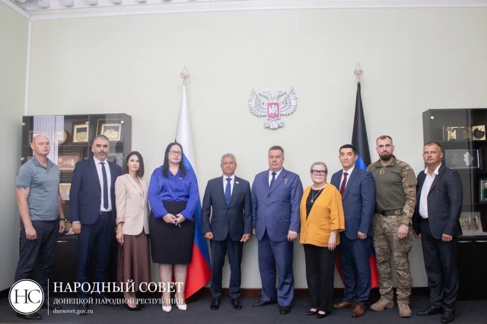 Председатель Народного Совета ДНР Константин Кузьмин провел рабочую встречу с делегациями Херсонской областной Думы и Законодательного Собрания Запорожской области