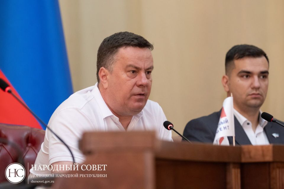 Константин Кузьмин обсудил вопросы эффективного взаимодействия с депутатами Молодежного Парламента ДНР