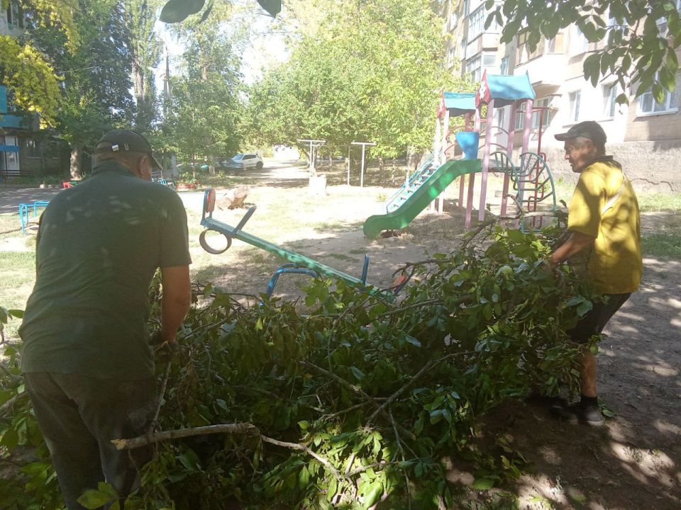 Силами коммунальных предприятий были проделаны работы по наведению чистоты и порядка на территории г. Моспино: