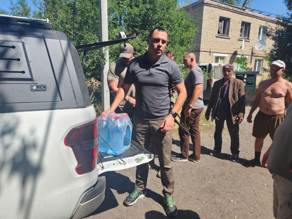 Сегодня совместно с моими коллегами Денисом Островским, Мариной Каплянок, Максимом Щвецом, при поддержке Сенатора Российской Федерации Александра Волошина передали гуманитарную помощь жителям посёлка городско типа ...