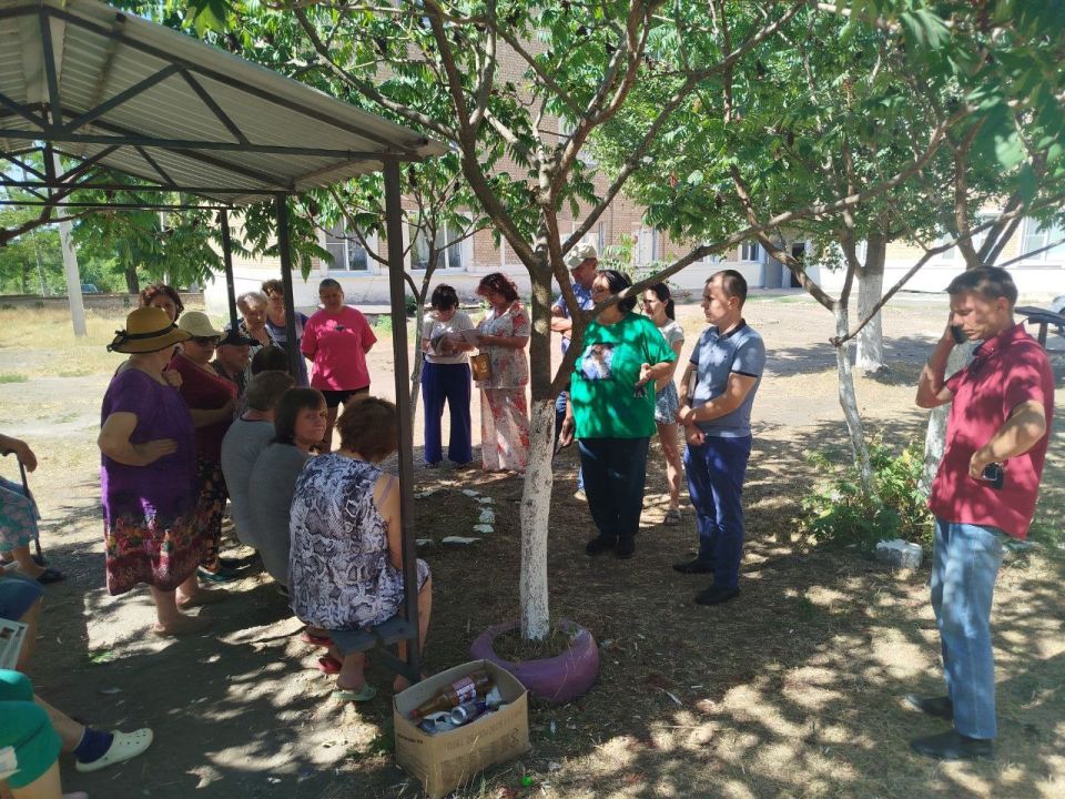 29 июля заместитель Главы Администрации Старобешевского муниципального округа Михаил Ольмезов провел встречу с трудовым коллективом МУП города Комсомольское