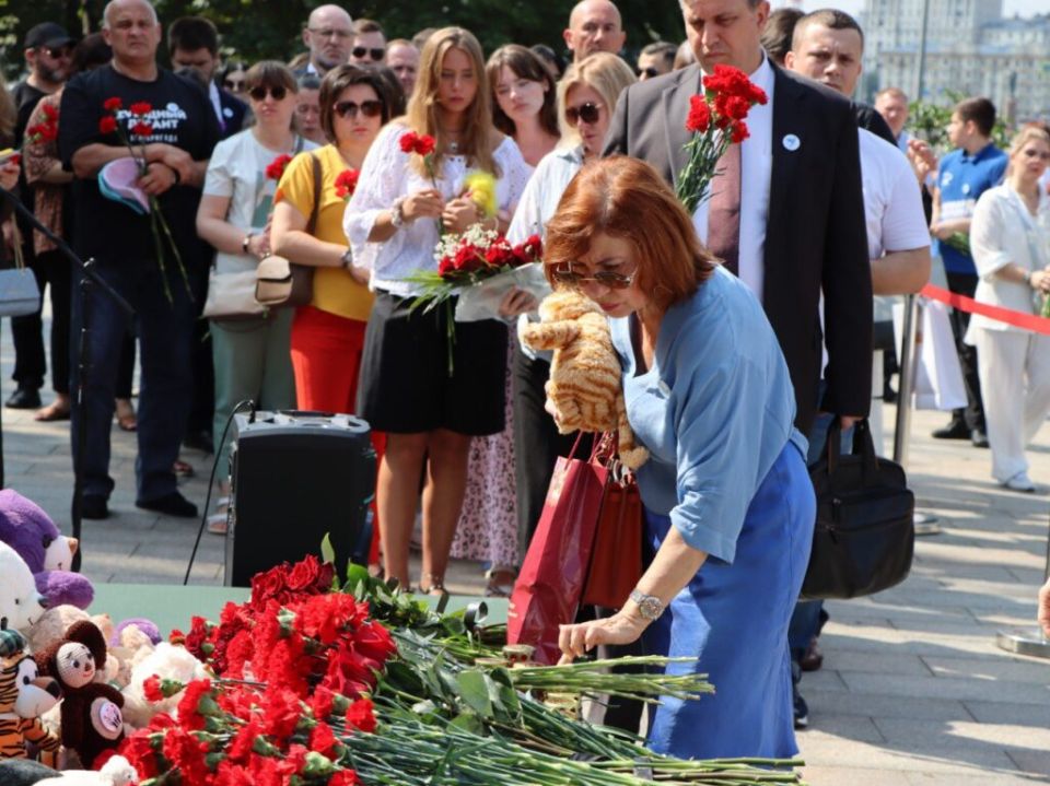 На площади ДНР в Москве прошла ежегодная акция-реквием памяти детей – жертв вооруженной агрессии киевского режима