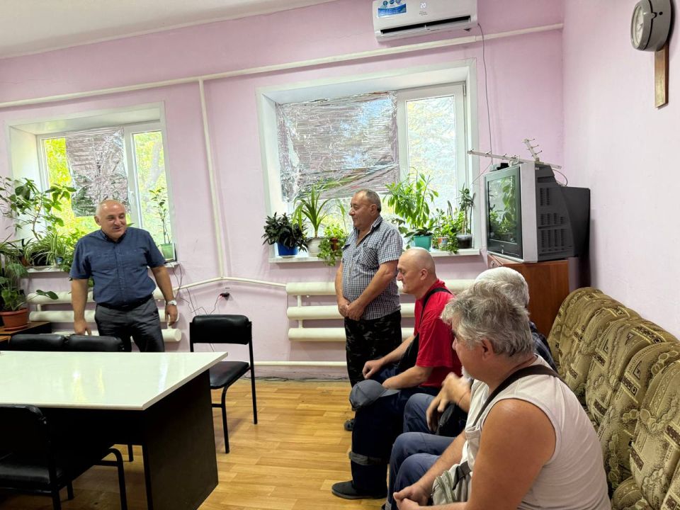 Сегодня председатель Мангушского муниципального совета Ставрулов Михаил Валентинович провел встречу с представителями коллектива Мариупольского УГГ «Донбассгаз» филиала ООО «Черноморнефтегаз»