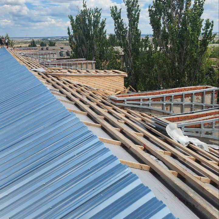 Специалисты Владимирской области завершают ремонт крыши жилого дома в Кировском