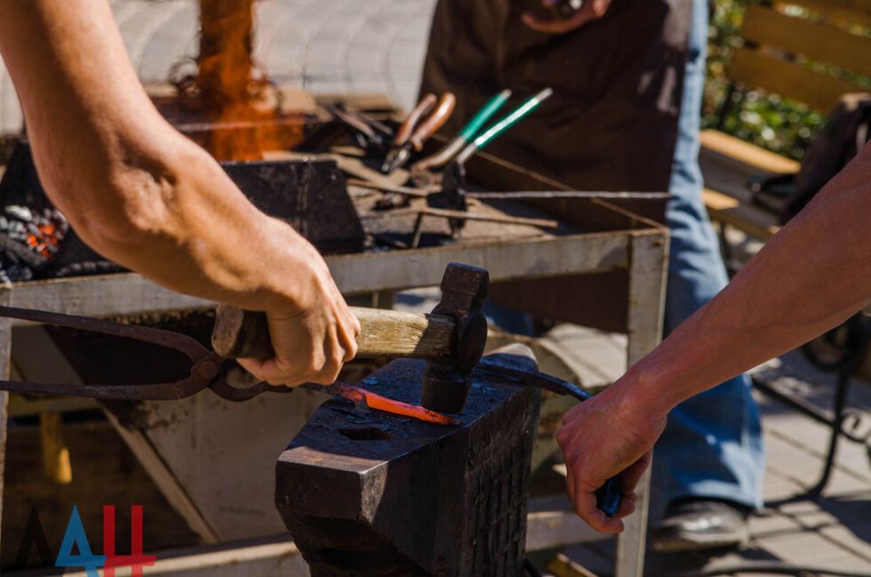 Крестики бойцам, корм котикам. Как и чем помогают Донбассу люди со всей страны