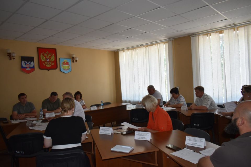 Секретарь Амвросиевского местного отделения Партии "Единая Россия" Игорь Лызов провёл заседание штаба по вопросам здравоохранения