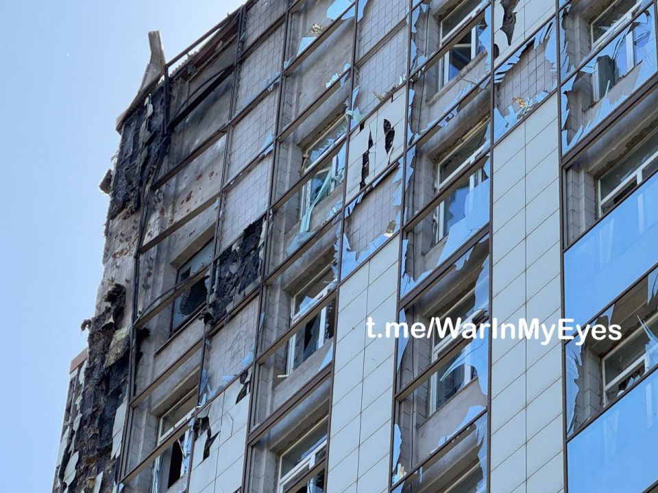 Удар по СМИ: украинские БПЛА атаковали Республиканский медиахолдинг в центре Донецка