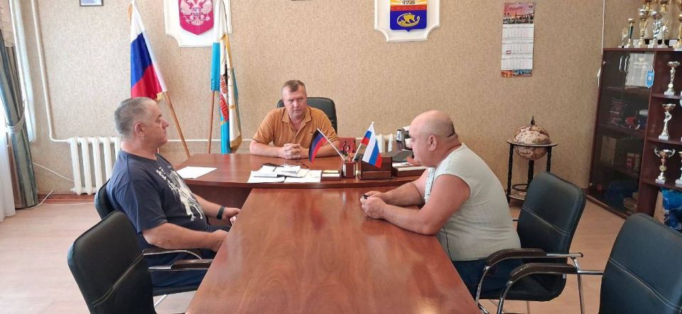 Заведующий Урзуфским территориальным сектором Администрации Мангушского муниципального округа Николай Аджавенко провел встречу с предпринимателями и представителями туристической сферы села Урзуф