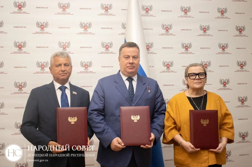 Председатель Народного Совета ДНР Константин Кузьмин подписал договоры о сотрудничестве с Херсонской областной Думой и Законодательным Собранием Запорожской области.