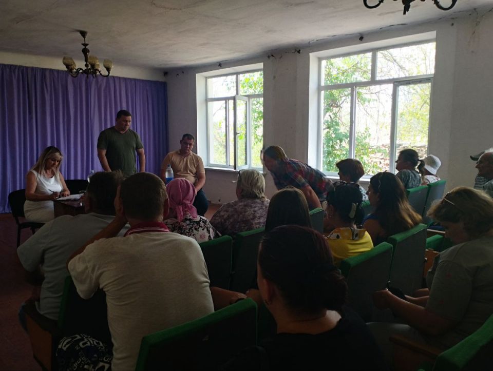 18 июля состоялась встреча Секретаря Амвросиевского местного отделения Всероссийской политической Партии "Единая Россия" Игоря Лызова с жителями села Степано-Крынка