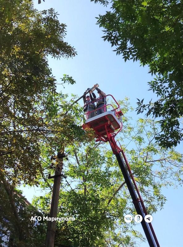 «Мариупольгорсвет» освободил три улицы от более десятка старых электроопор