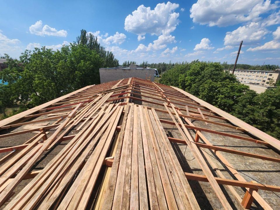 Виктория Жукова: Специалисты Нижегородской области меняют стропильную систему на крыше здания станции юных техников в Харцызске