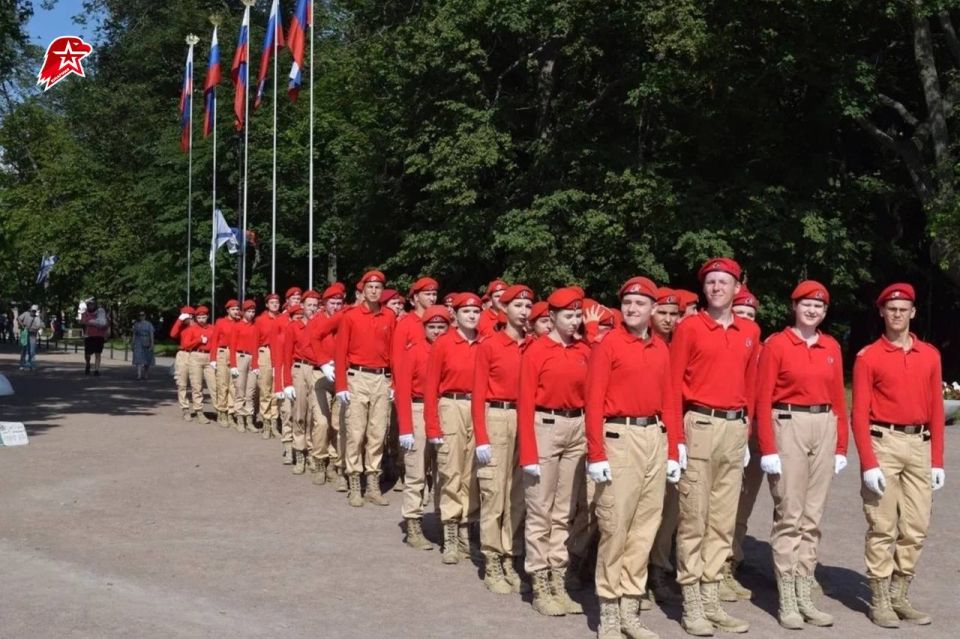 Юнармейцы в Кронштадте. В День Военно-Морского Флота участники Движения клубов «Парус» и «Мужество» побывали в Кронштадте — морской столице России