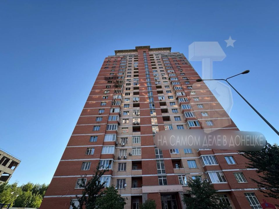 Последствия прилета ударного дрона ВСУ самолетного типа в ЖК «Фаворит» в Киевском районе Донецка