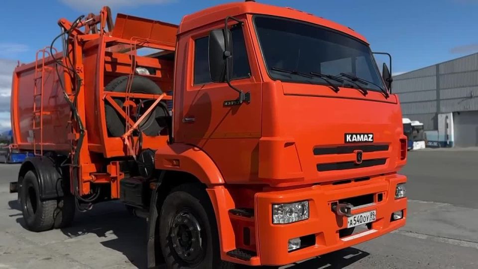 Салехард направил Волновахе спецмашину для вывоза отходов