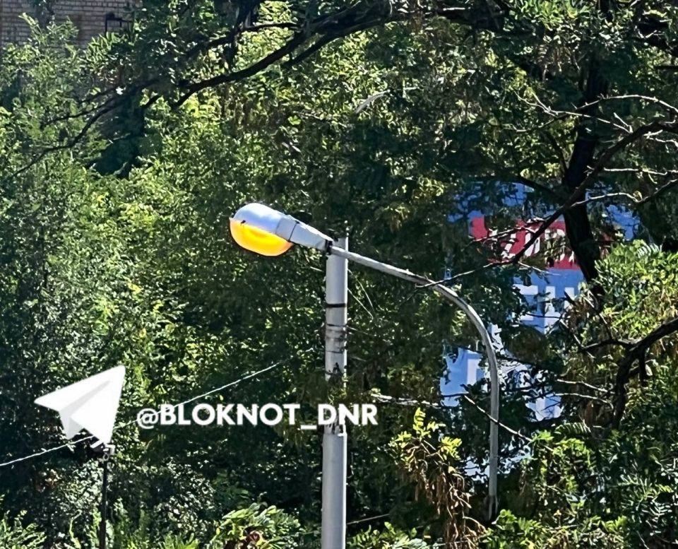 Полдень. А на Университетской в Киевском районе фонари освещают дорогу…