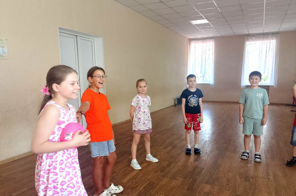 «Я в танцах»: в Енакиево для детей активисты «Движения Первых» провели флешмоб