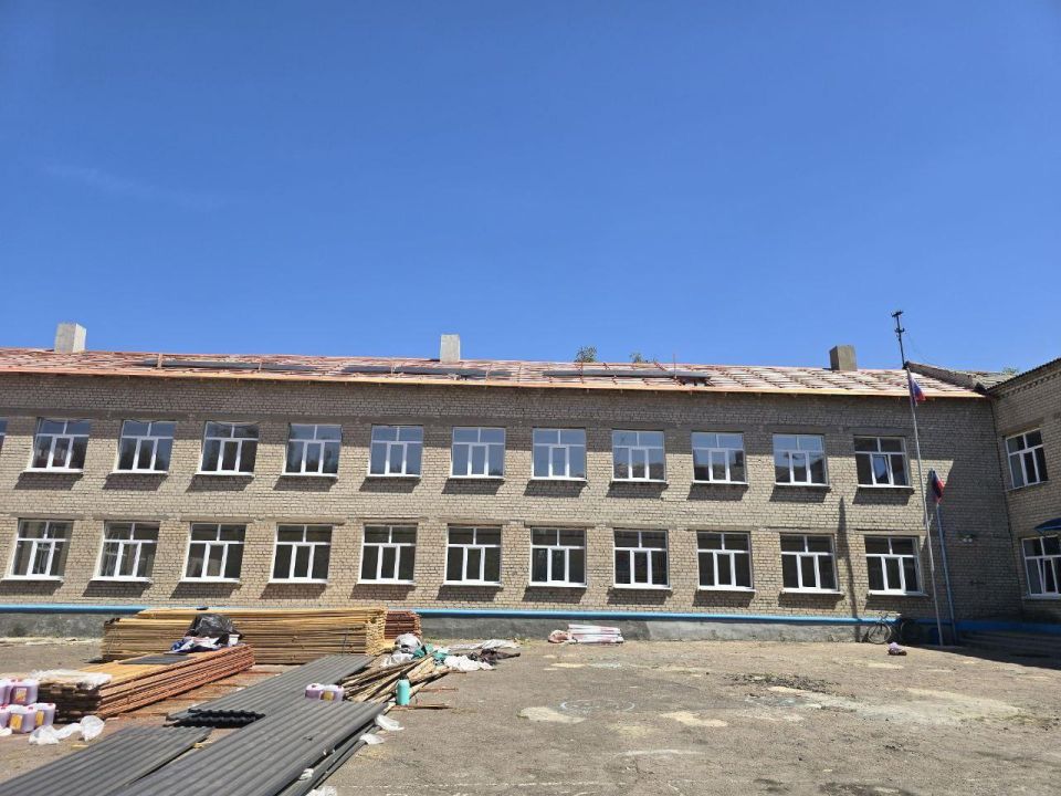 Александр Качанов: Якутия приступила к монтажу кровли в школе №2 Еленовки Докучаевского округа