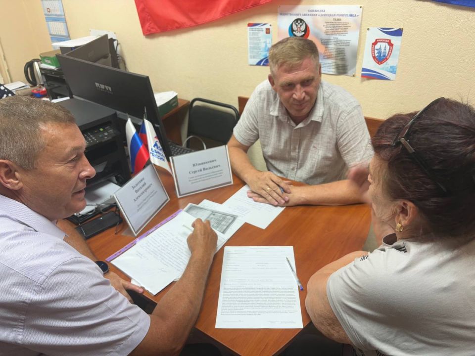 Депутат Виталий Золотнюк провел прием граждан совместно с Главой муниципального образования Володарского муниципального округа Сергеем Юзвинкевичем